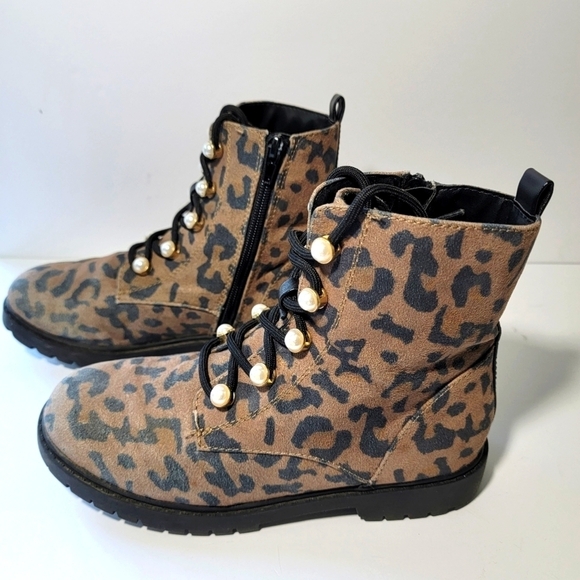 NORDSTROM Camille Pearl Tan Leopard Print Lug Boot Sz Kids 4/Adult 7 Side Zip - Picture 3 of 9